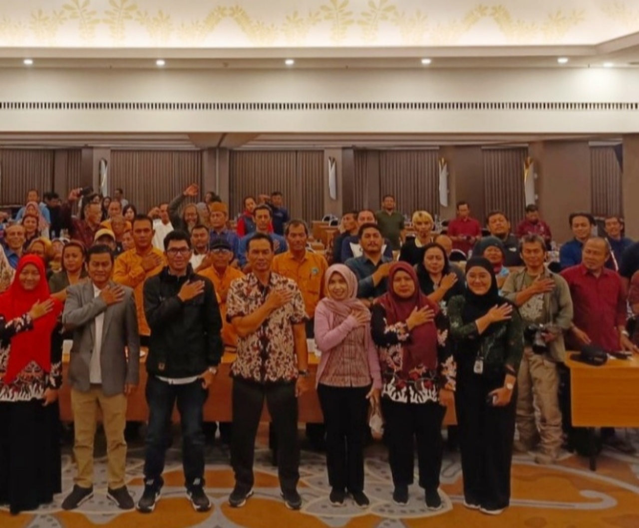Ketua KPU Fauzan Adim S. Sos bersama 120 Wartawan dalam media gathering. SP/Hikmah