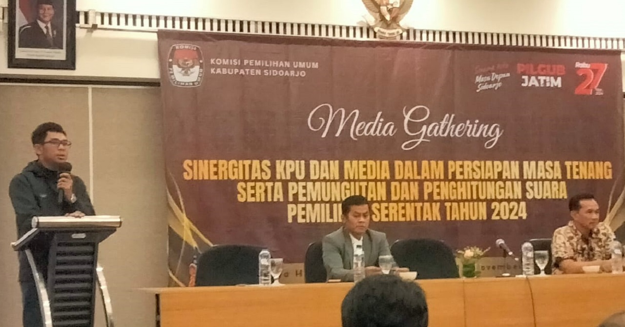 Ketua KPU Fauzan Adhim memberikan sambutan dalam giat Media Gathering bersama ratusan insan pers di Hotel Surya Prigen. SP/ HDK