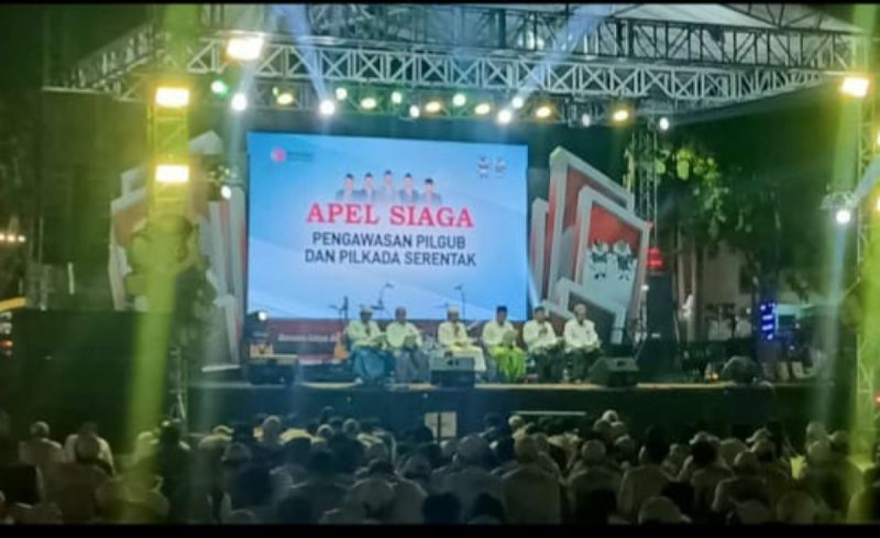 Malam puncak apel siaga pengawasan pemilihan Pilkada 2024 di Kabupaten Sampang sukses terlaksana dengan baik dan lancar. Acara digelar di alun alun Trunojoyo Senin, pukul 19.00 Wib (18/11/2024).