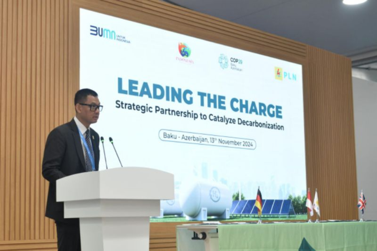 Dirut PLN, Darmawan Prasodjo menyampaikan opening remaks pada acara penandatanganan MoU bertajuk "Leading the Charge: Strategic Partnership to Catalize Decarbonization" di Baku, Azerbaijan pada Rabu, (13/11). Foto/Humas PLN