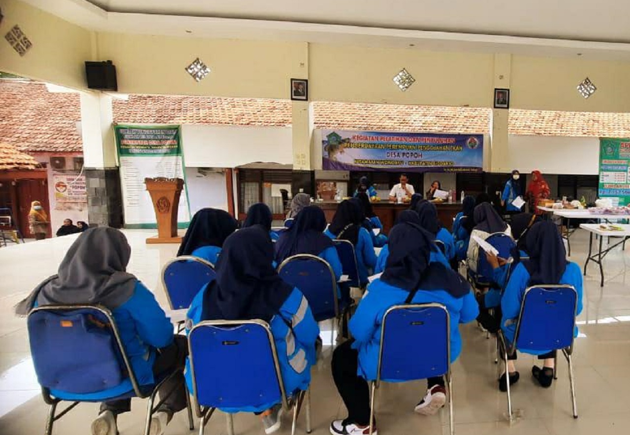 Kegiatan pelatihan pengolahan makanan berbahan ikan hasil perikanan di pendopo kantor Desa Popoh. SP/JUM