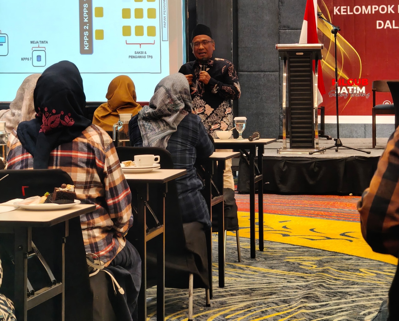 Sesuai PKPU Nomor 17 Tahun 2024, untuk pemberikan formulir C-undangan bisa kepada pemilih dapat dilakukan melaluli aplikasi Whatsapp (WA). Insert: Haidar Munjid, Divisi Teknis Pelaksanaan KPU Sidoarjo. SP/ HIKMAH