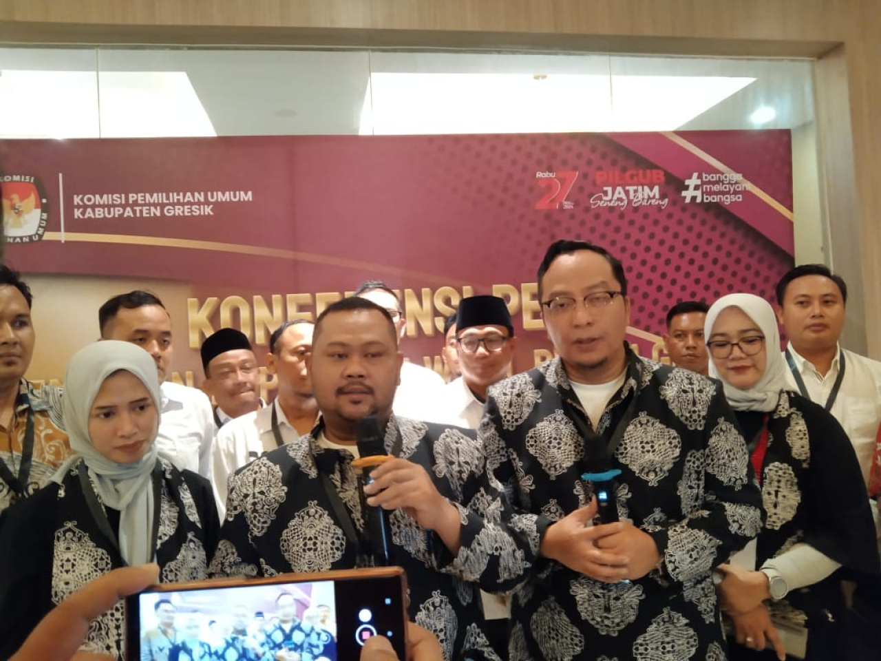 Pasangan Calon Pilkada Gresik Fandi Akhmad Yani dan Asluchul Alif didampingi istri masing-masing usai mengikuti acara debat publik kedua semalam, Rabu (20/11). SP/M Aidid 