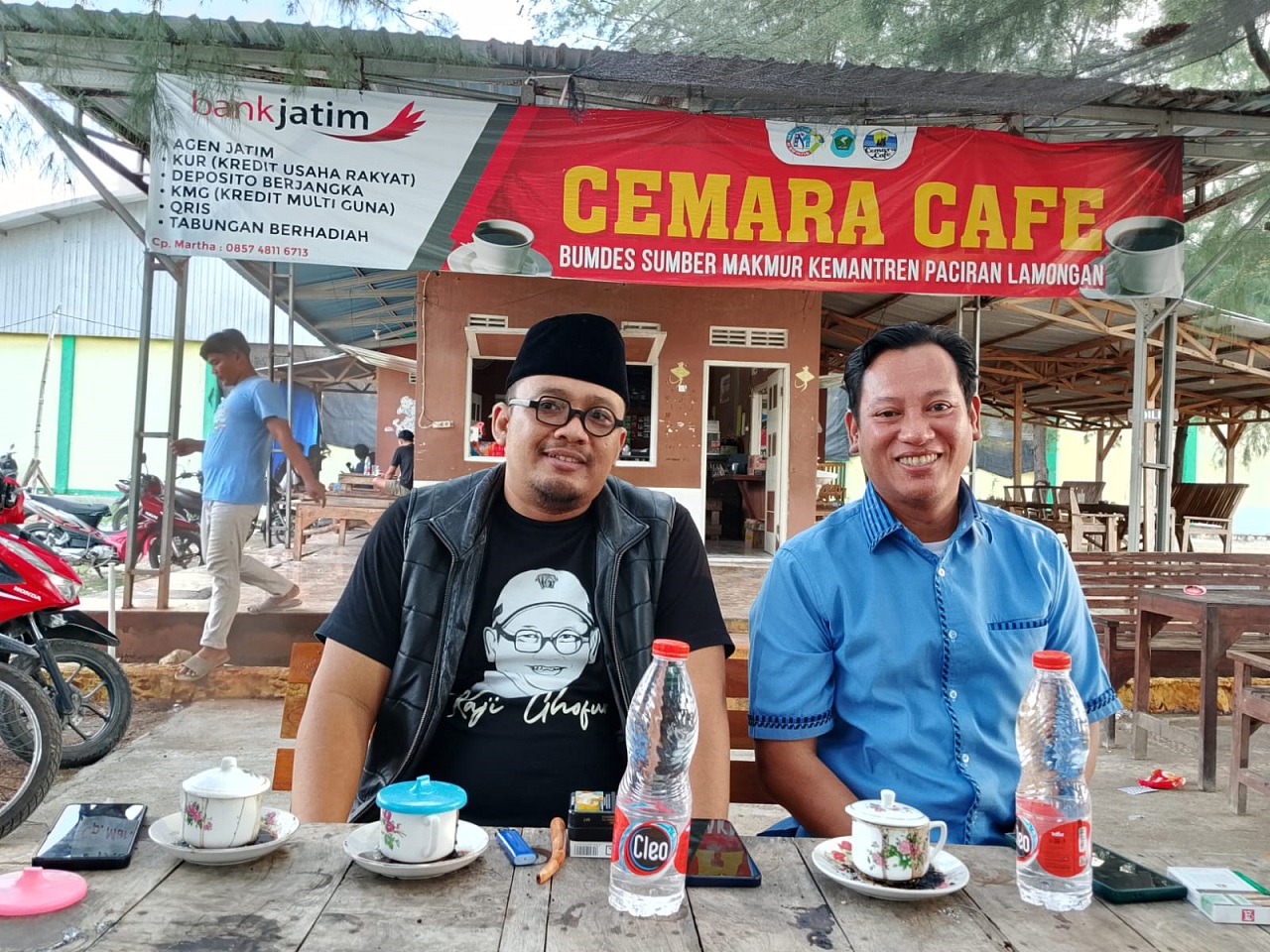 Ketua panita kampanye Akbar Munajat Perubahan Lamongan Qomaruddin dan itu, Wakil Sekretaris Tim Pemenangan BAGUS, M. Syukrillah panggung kampanye. SP/ MUHAJIRIN