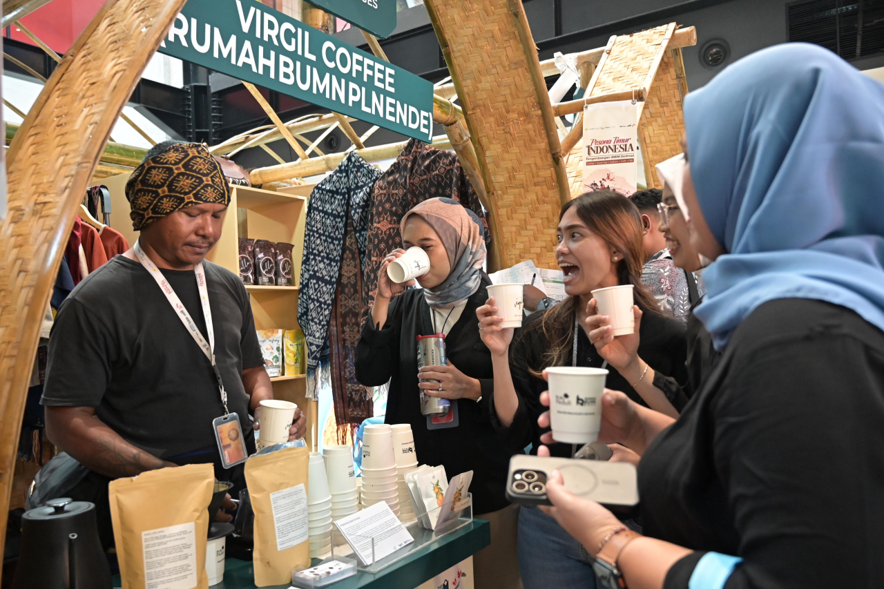 Para pengunjung mencicipi kopi khas Nusa Tenggara Timur dari Virgil Coffee, salah satu UMKM binaan PLN yang turut serta dalam event Pesona Timur Indonesia di Gedung Sarinah, Jakarta pada 21-24 November 2024. Foto/Humas PLN