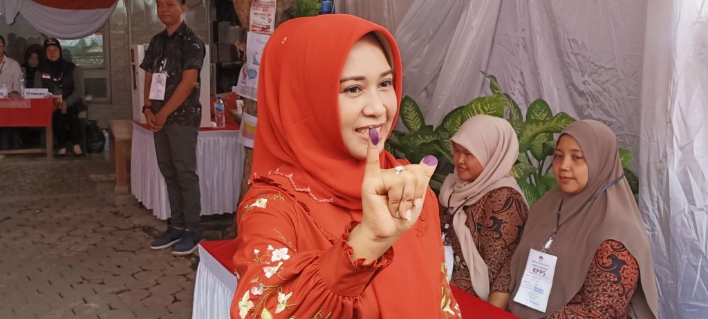 Ning Ita Cawali Kota Mojokerto No Urut 02 Mencoblos di TPS O2 di Lingkungan Suronatan, Kelurahan Magersari