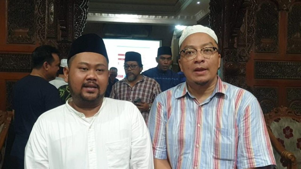Paslon Gus Yani - dr Alif menggelar konferensi pers usai mengetahui hasil hitungan cepat Pilkada Gresik.