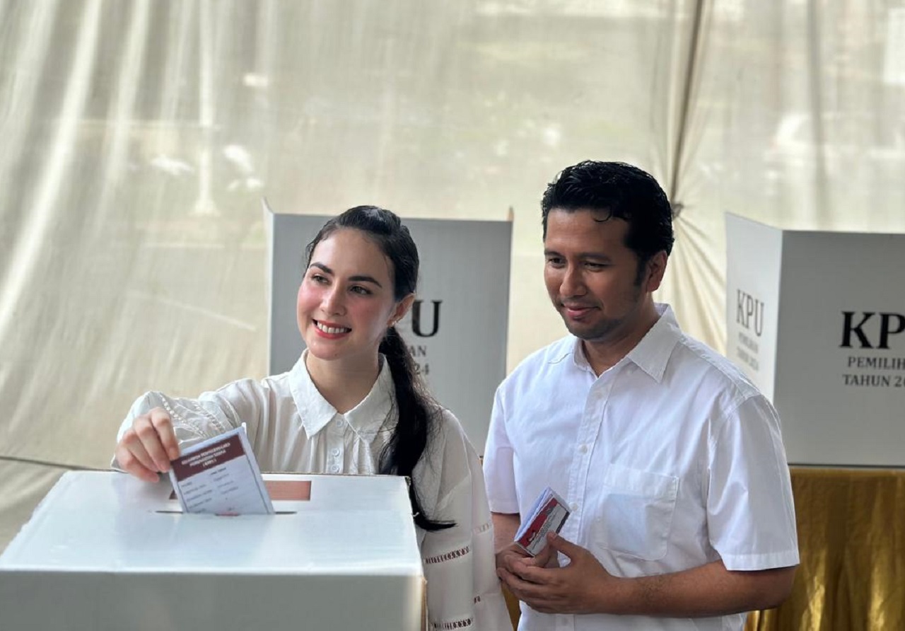 Emil Elestianto Dardak dan Arumi Bachsin menyalurkan hak suaranya di TPS 015 Margorejo Indah, Kelurahan Margorejo, Kecamatan Wonocolo, Surabaya. SP/ RIKO