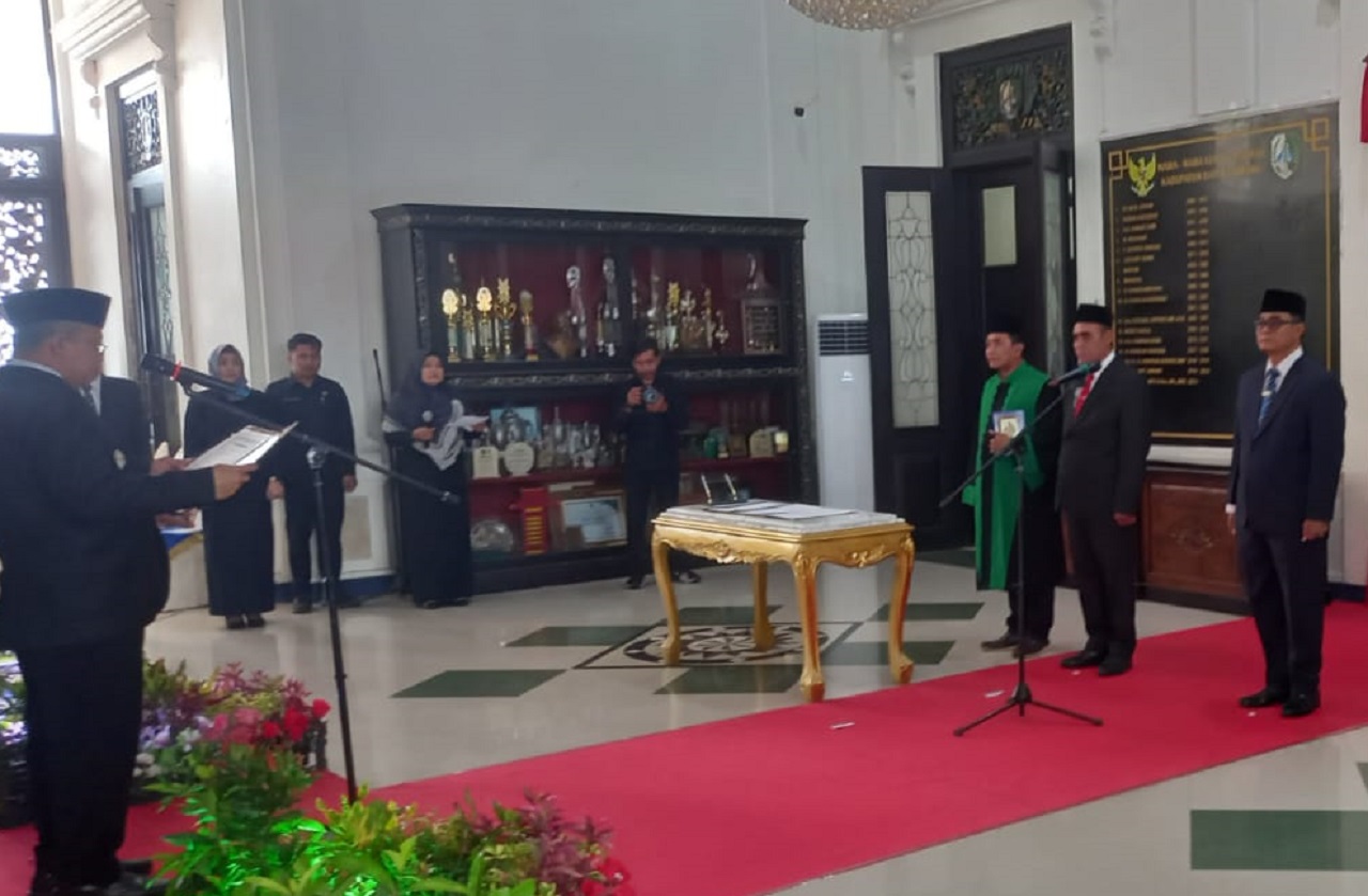 Pj Bupati Sampang Rudi Arifiyanto saat melantik Yulis Juwaidi. SP/ GAN