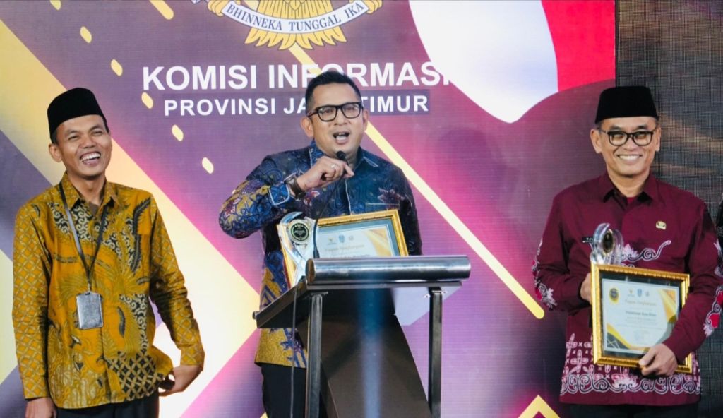 Pj Wali Kota Mojokerto Moh Ali Kuncoro saat menerima penghargaan KI Award Jatim 2024