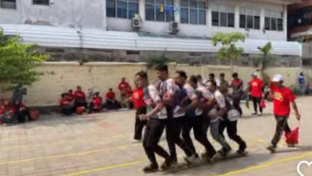 Pegawai Dikbud Kota Mojokerto saat mengikuti lomba tradisional HUT ke- 53 KORPRI. SP/Dwy AS