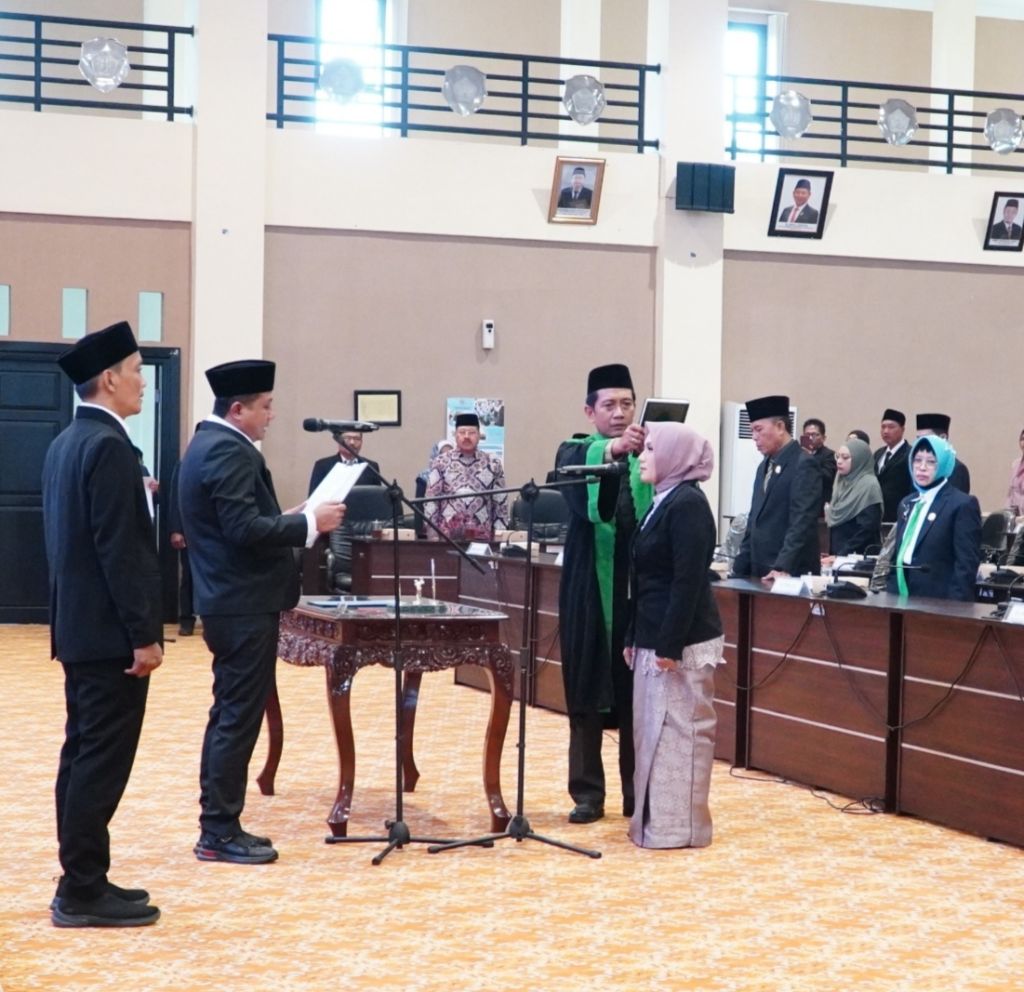 Ketua DPRD Lamongan, HM. Fredy Wahyudi saat mengambil sumpah dan janji Andriati Pengganti Antar Waktu (PAW).  FOTO:SP/MUHAJIRIN