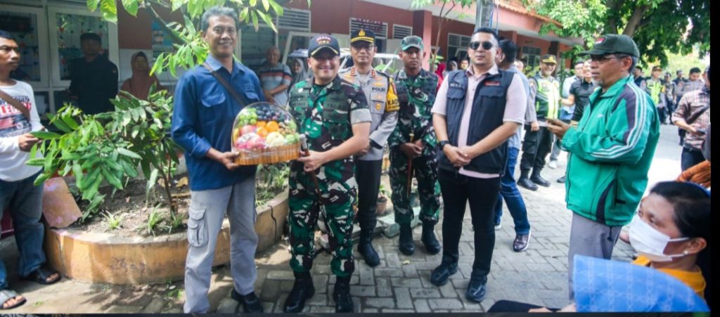 Pj Wali Kota Mojokerto dan Forkopimda saat meninjau TPS saat pelaksanaan coblosan