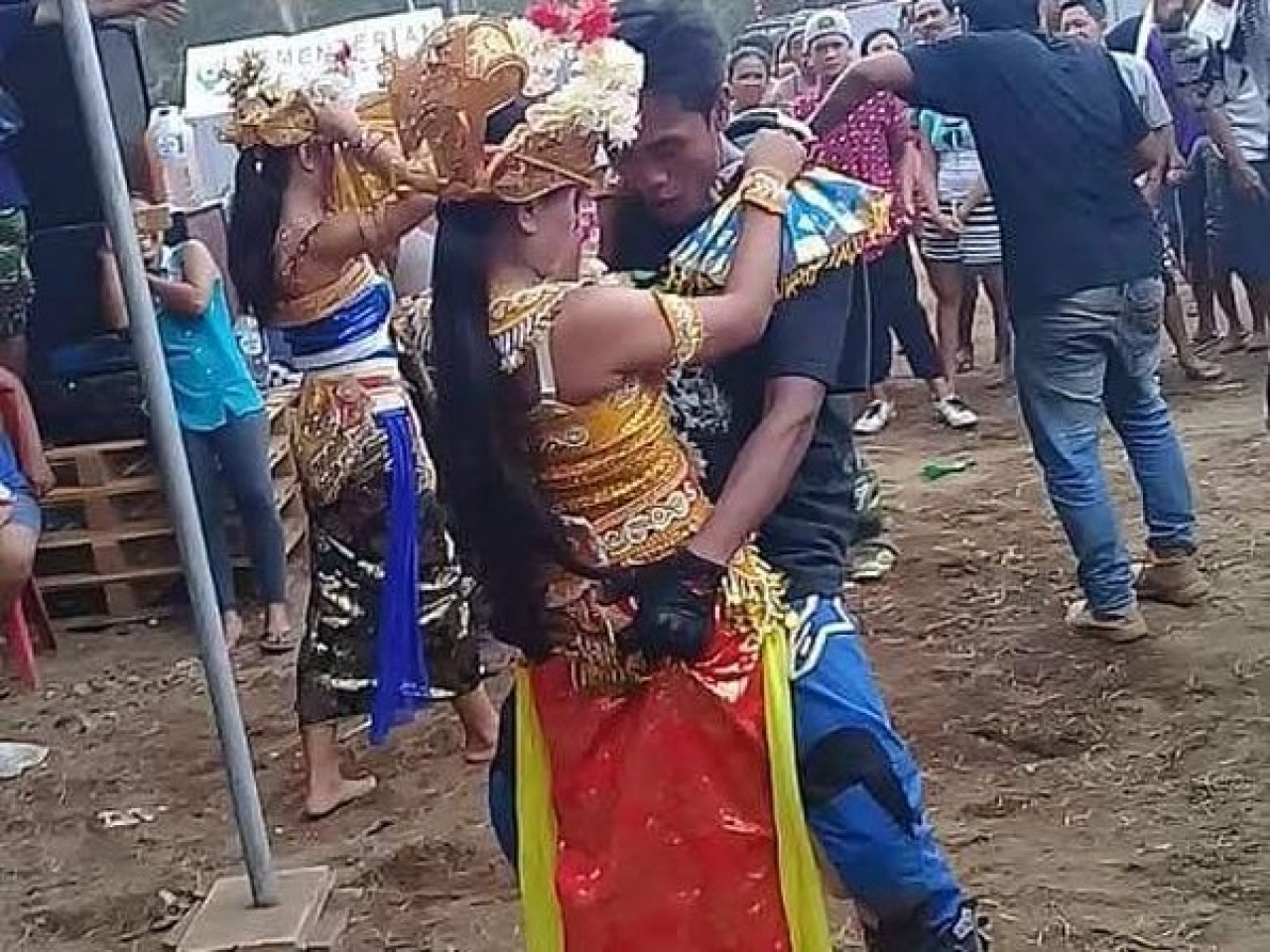 Tarian Joged Bumbung asal Bali, dikenal sebagai karya seni, oleh Pemprov Bali diminta untuk mengentikan tarian Bumbung Bali dengan gerakan erotis karena dianggap melanggar norma budaya.