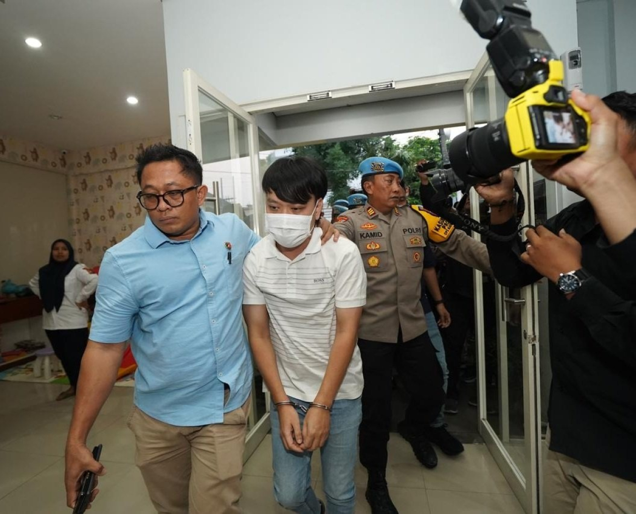 Momen Ivan Sugianto saat diamankan oleh tim gabungan Polda Jatim, di Bandara Juanda, Surabaya, Kamis (14/11/2024).