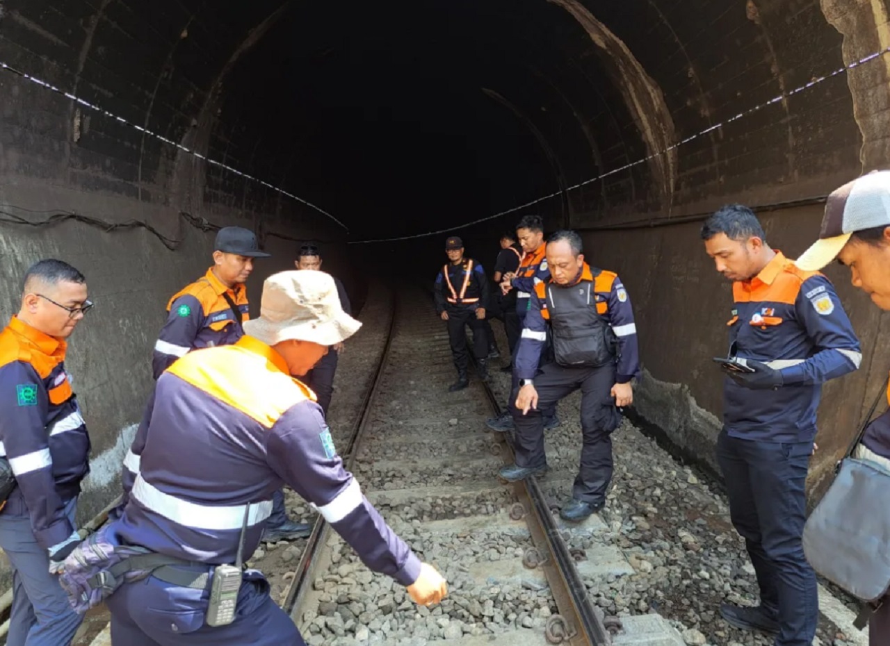 Petugas KAI Daop 8 saat melakukan pengecekan lintasan rawan di musim penghujan di jalur KA Blitar-Malang. SP/ MLG
