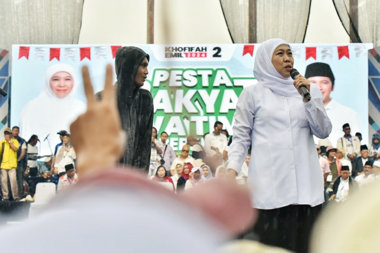 Calon Gubernur nomor urut 2, Khofifah Indar Parawansa di depan pendukungnya serta melakukan simulasi pencoblosan pada acara kampanye akbar bertajuk Pesta Rakyat Jawa Timur Maju Berprestasi di stadion Jember Sport Garden, Jember, Minggu (10/11/2024). SP/Ar