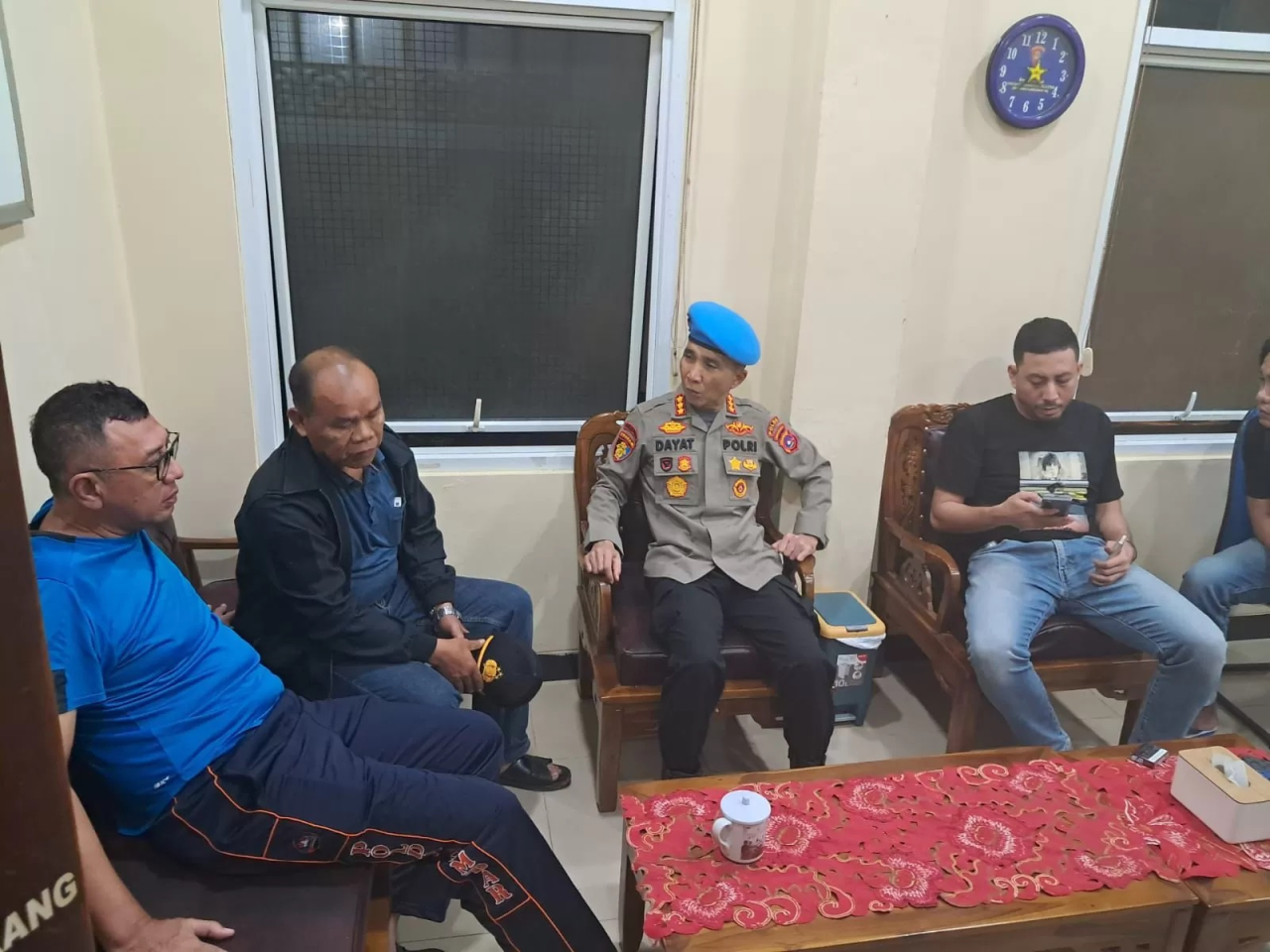 Kabag Ops Polres Solok Selatan, AKP Dadang Iskandar, ditahan dan diperiksa oleh Propam Polda Sumbar, usai menembak rekan sejawatnya, Kasat Reskrim Solok Selatan AKP Riyanto Ulil Anshar, hingga tewas.