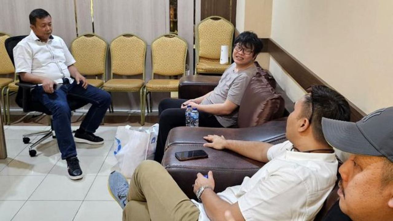 Momen Ronald Tannur bersama beberapa jaksa sebelum dijebloskan ke Rutan Medaeng.