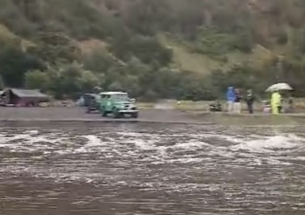 Para wisatawan dan warga sedang menunggu banjir surut di Gunung Bromo setelah diguyur hujan deras. SP/ PSR