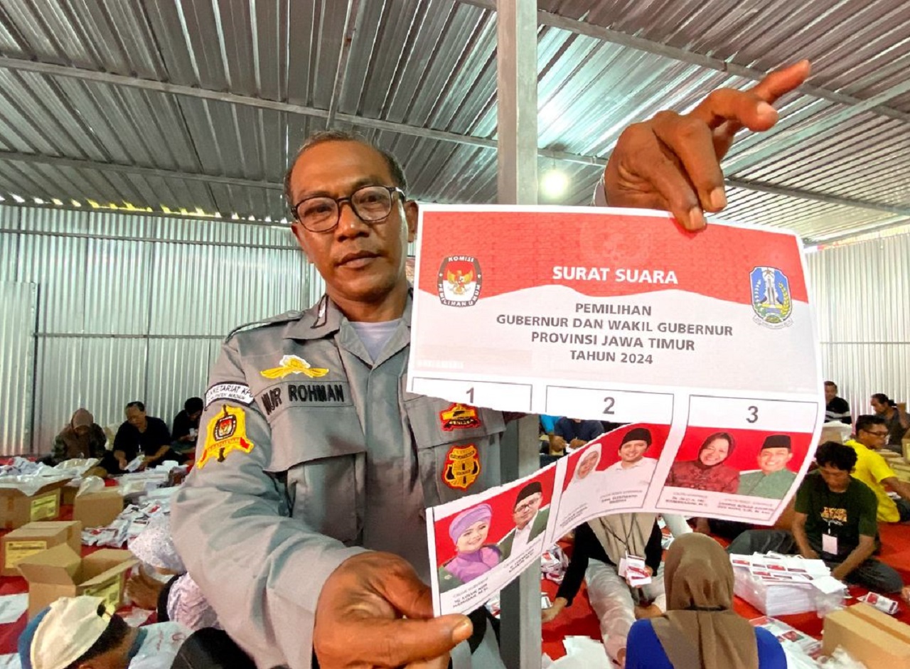Salah satu petugas KPU Madiun yang menunjukkan surat suara untuk Pilkada Serentak 2024 mengalami kerusakan akibat sobek. SP/ .MDN
