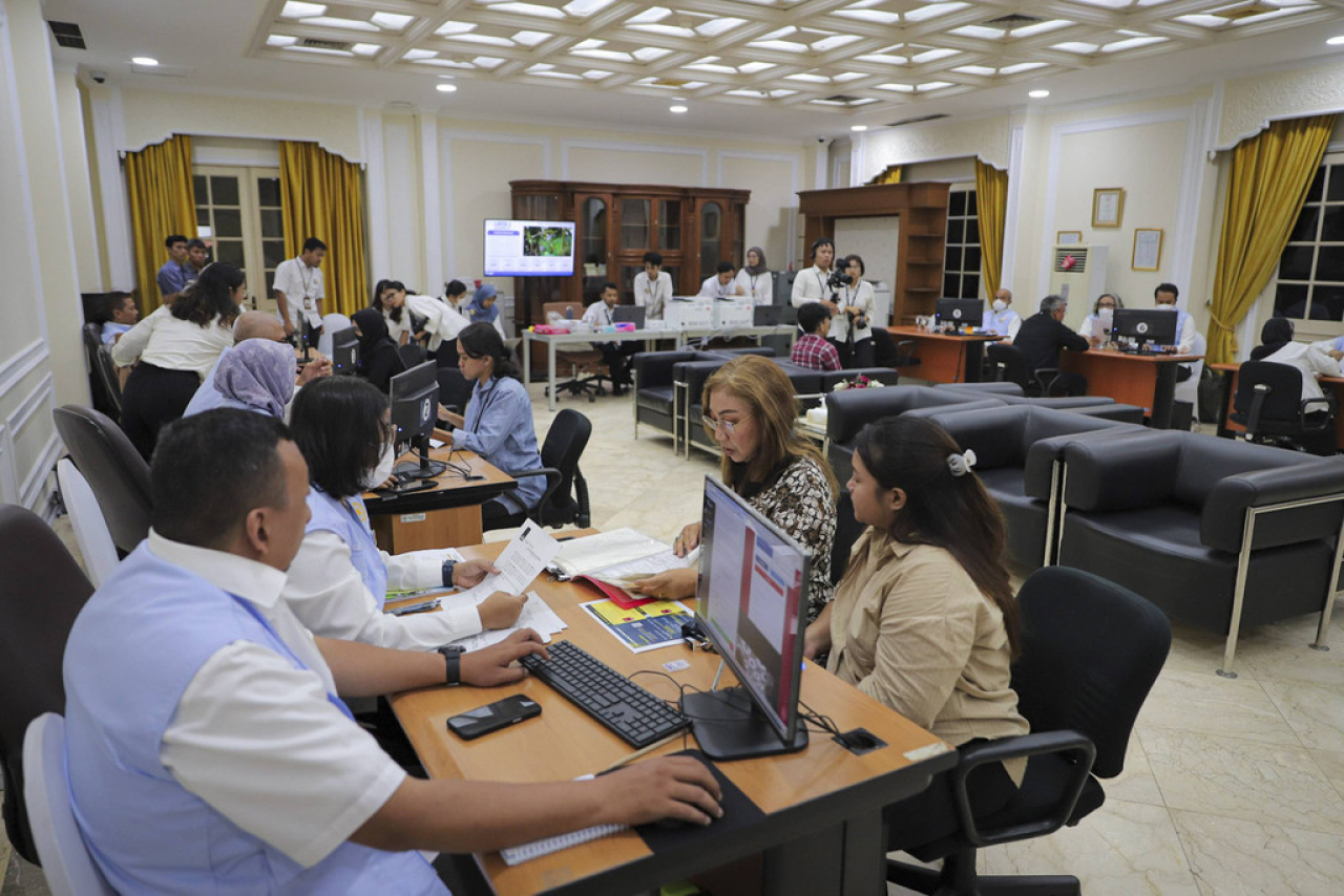 Petugas menerima laporan keluhan warga di Istana Wakil Presiden RI, Jakarta, Senin, (11/11/2024).