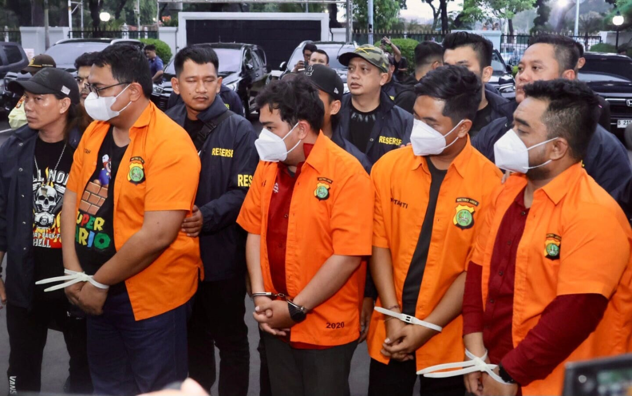 Para tersangka yang merupakan pegawai Kemkomdigi yang mengendalikan praktik judi online saat diamankan oleh Polda Metro Jaya.