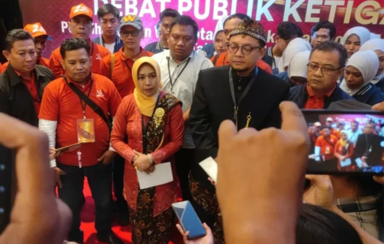 Paslon Ning Ita - Cak Sandi menolak ikut debat publik karena aturan KPU dinilai merugikan paslon.