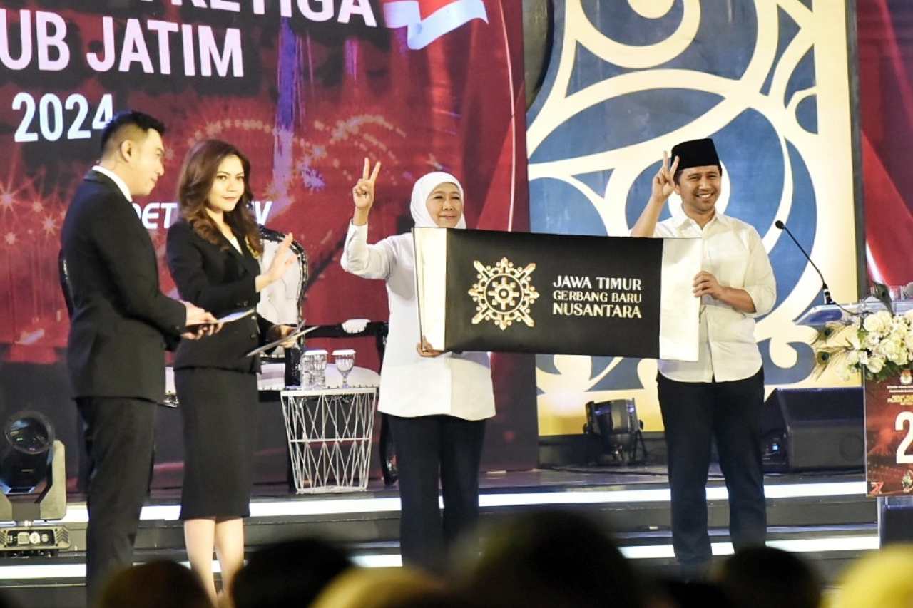 Momen pasangan Khofifah Indar Parawansa dan Emil Dardak saat menjalani Debat Publik ketiga, pada Senin (18/11/2024) lalu.