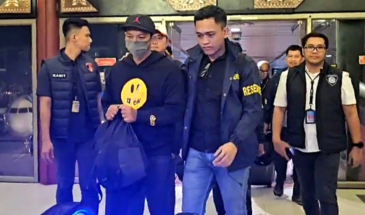 Pelaku pegawai Komdigi yang ditangkap oleh tim gabungan Polda Metro Jaya dari luar negeri.
