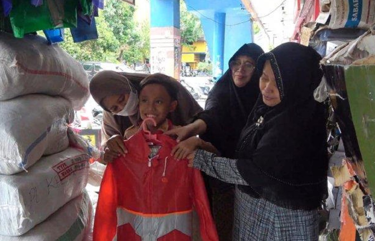 Ilustrasi. Pembeli jas hujan di Lamongan, Jawa Timur. SP/ LMG