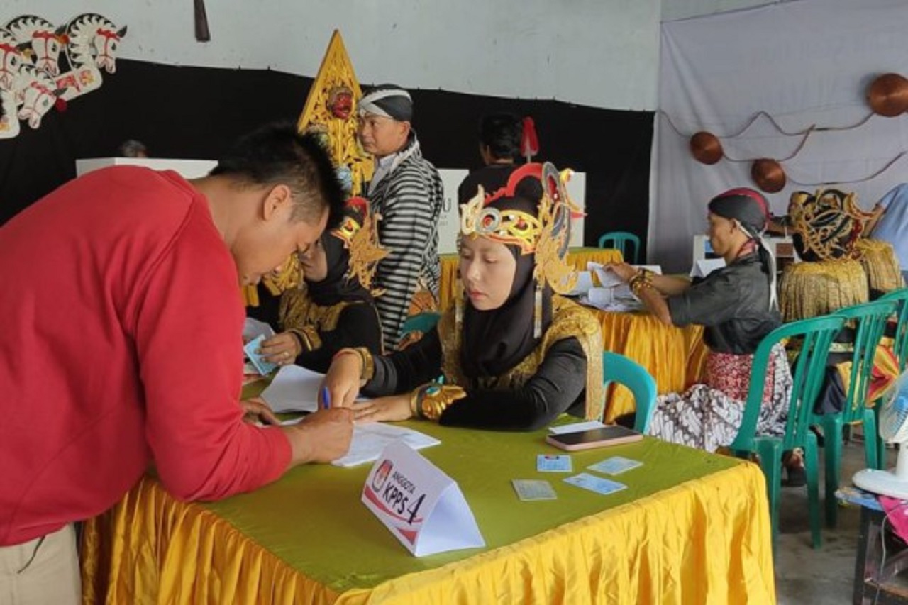 Suasana pemungutan suara di TPS 003 bernuansa kerajaan dengan kostum Tari Jalak Lawu, di Dusun Podang, Desa Sambirobyong, Kecamatan Sidorejo, Kabupaten Magetan Jawa Timur. SP/ MGT