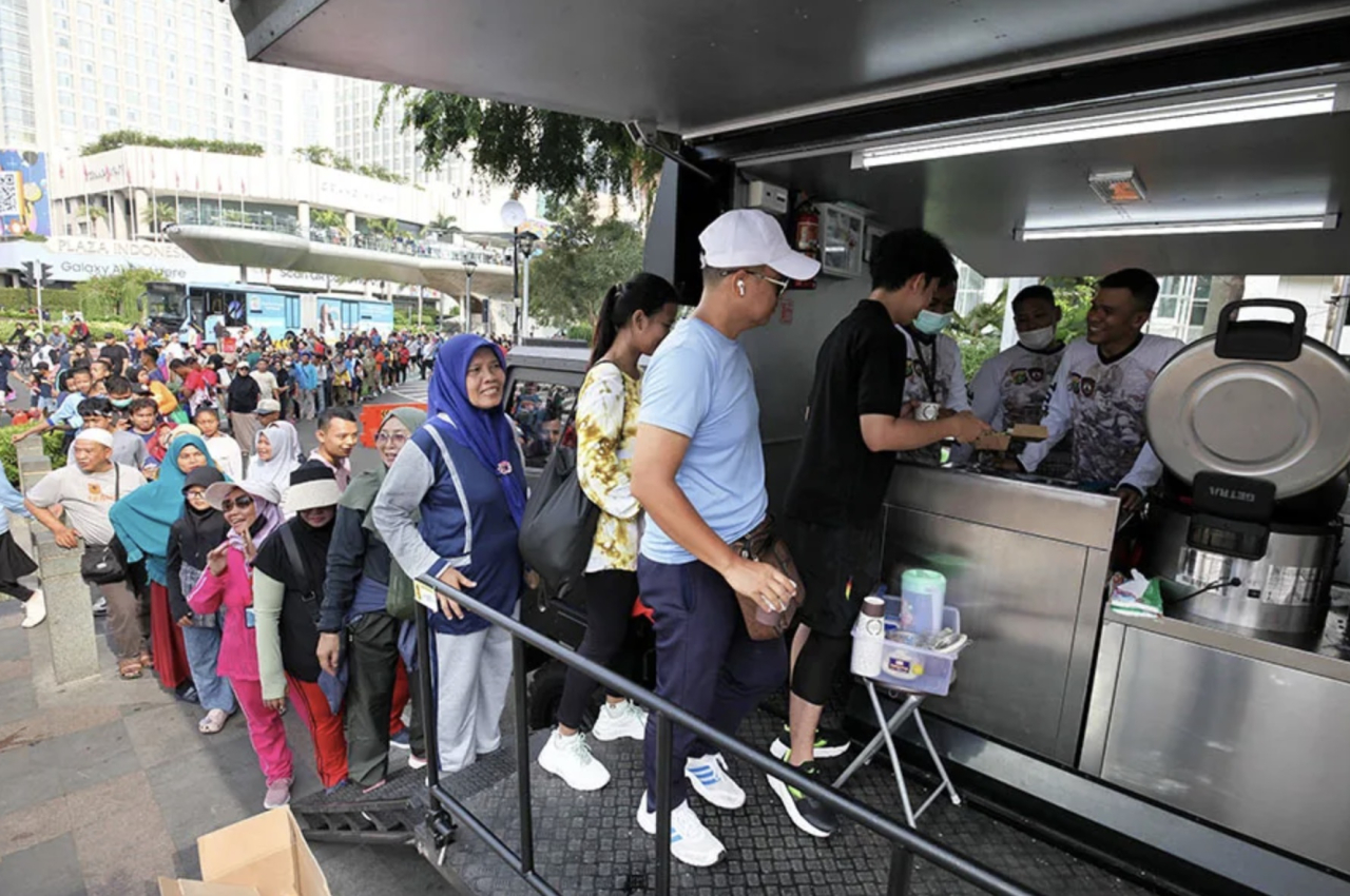 Polri melalui Ditsamapta Polda Metro Jaya membagi-bagikan sarapan gratis bagi warga yang mengikuti Car Free Day, Minggu (3/11/2024).