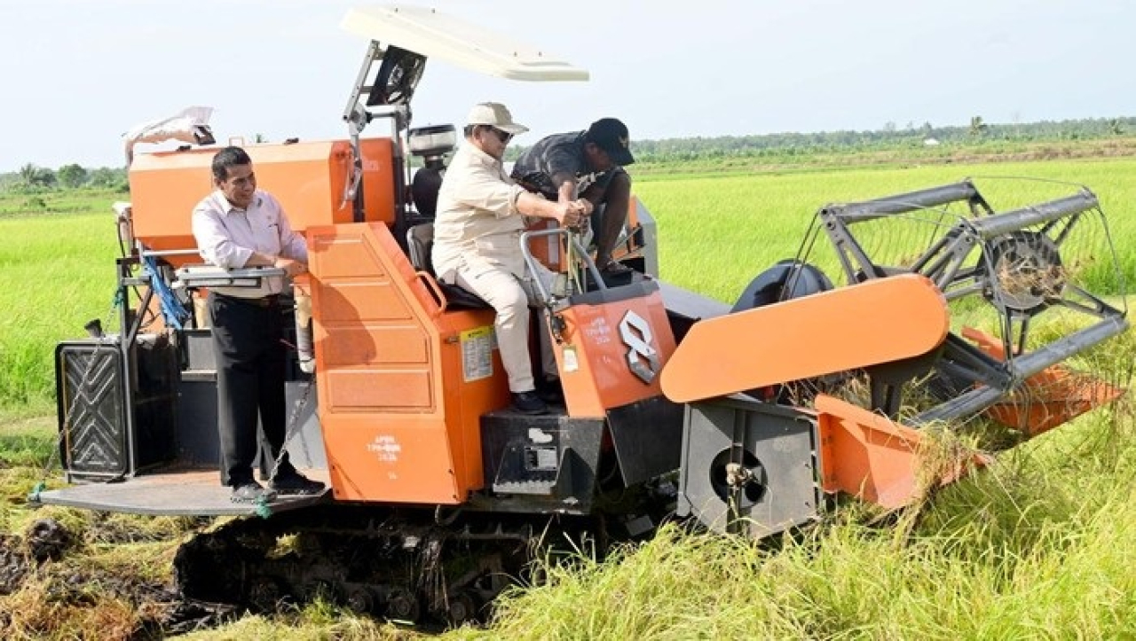 Prabowo tampak mencoba mengoperasikan alat berat pertanian.