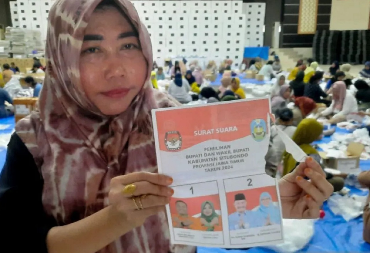 Petugas menunjukkan surat suara rusak untuk pemilihan bupati dan wakil bupati Situbondo, Jawa Timur. SP/ BDW