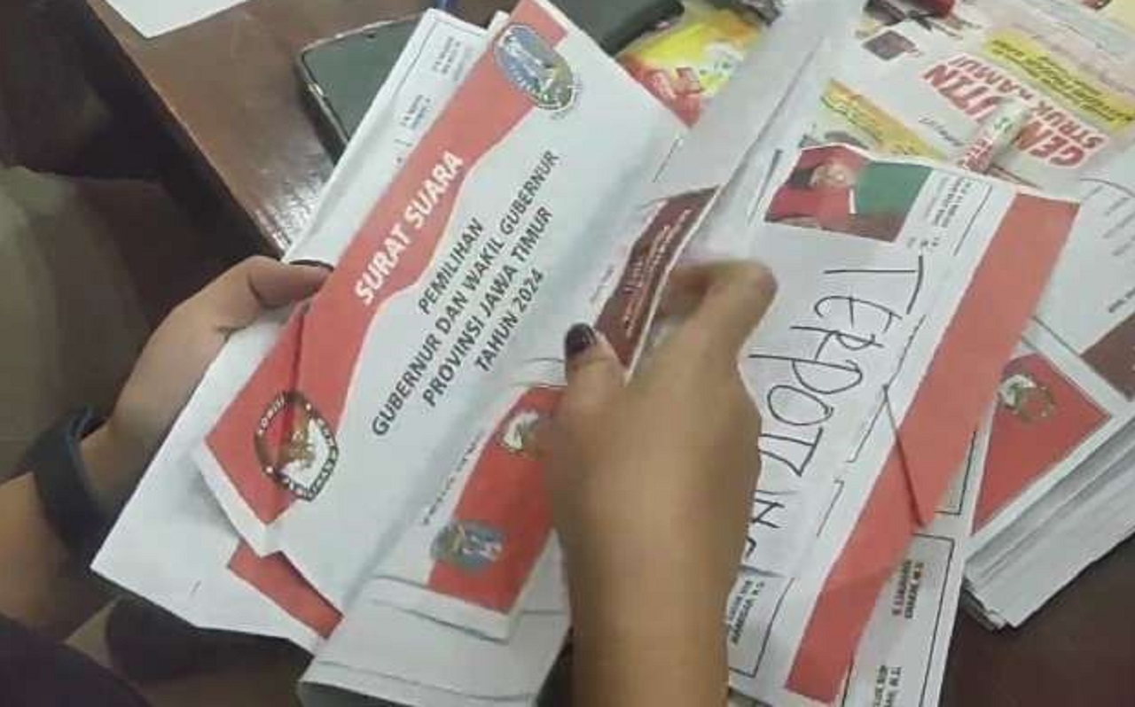 Surat suara peserta Pilkada serentak 2024 di Situbondo ditemukan rusak. SP/ STB