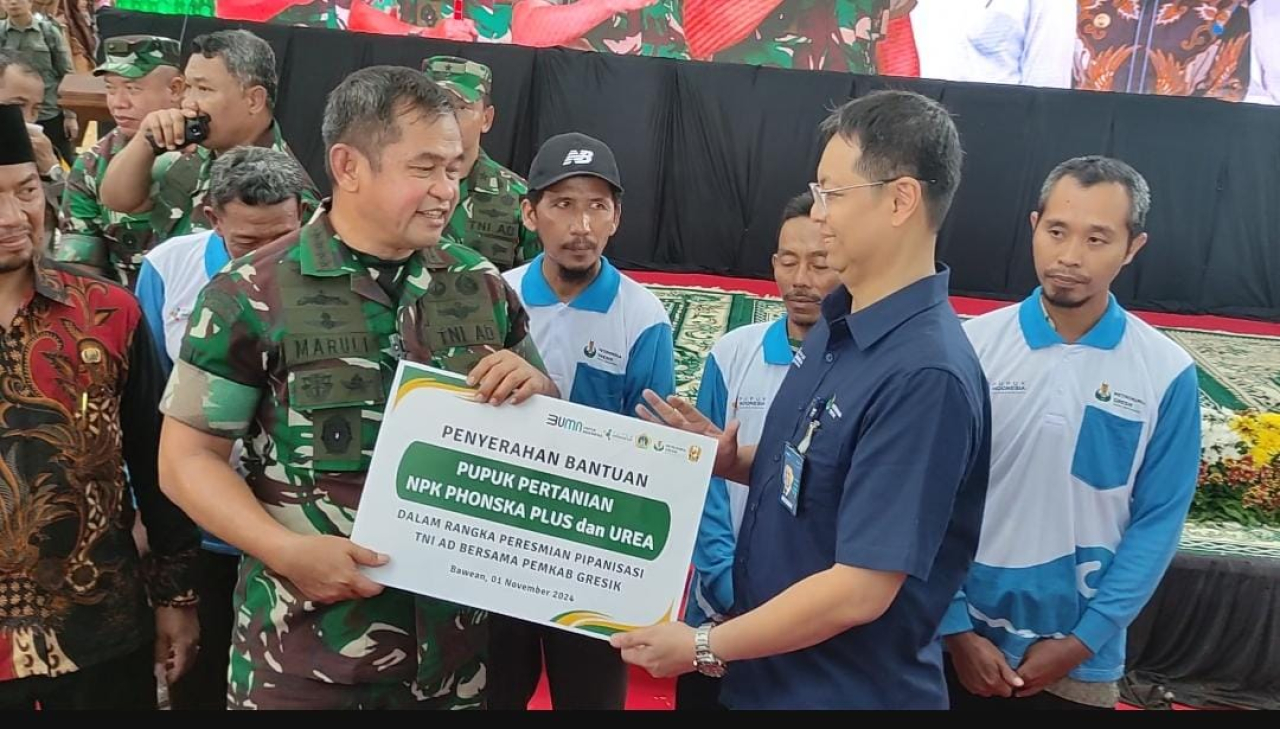 KSAD Jenderal TNI Maruli Simanjuntak menerima secara simbolis bantuan pupuk dari Direktur Keuangan dan Umum Petrokimka Gresik Robby Setiabudi Madjid pada acara peresmian Pipanisasi TNI Manunggal Air di Pulau Bawean. SP/M Aidid