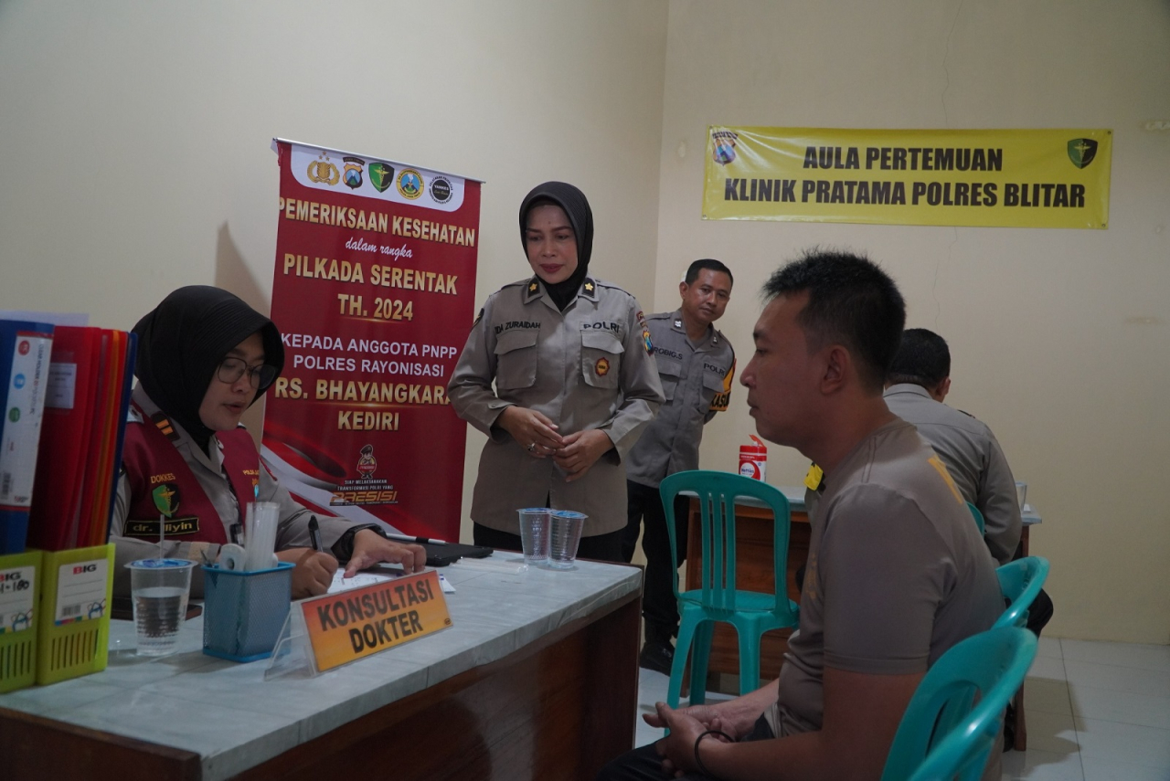 Kompol Ida Zuraidah dari Dokkes RS Bhayangkara Kediri saat mengawasi tes kesehatan. SP/Lestariono