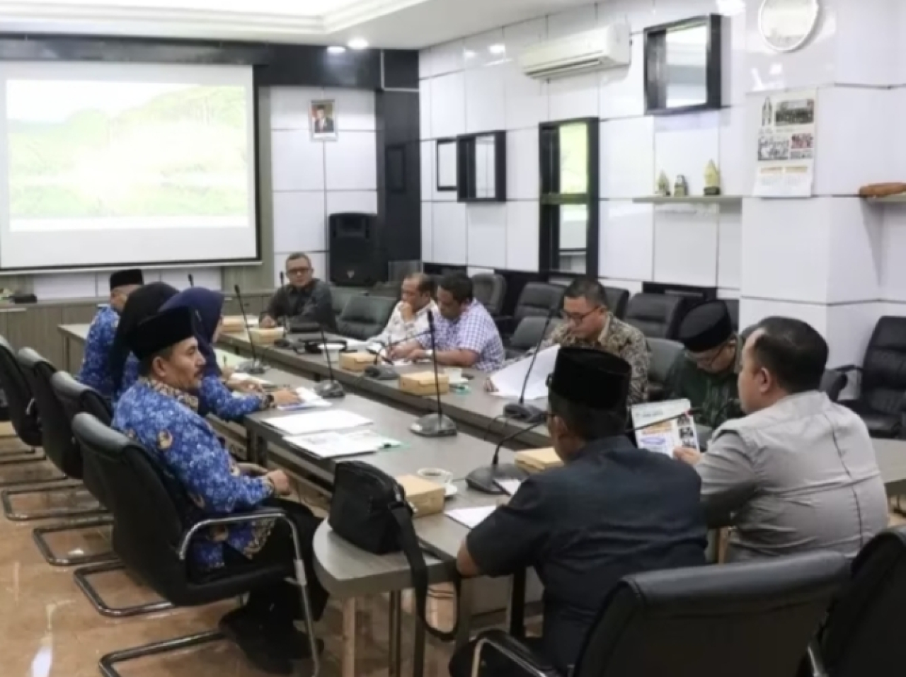 Rapat dengar pendapat Komisi I DPRD Gresik dengan Dinas Pemberdayaan Masyarakat dan Desa. SP/M Aidid