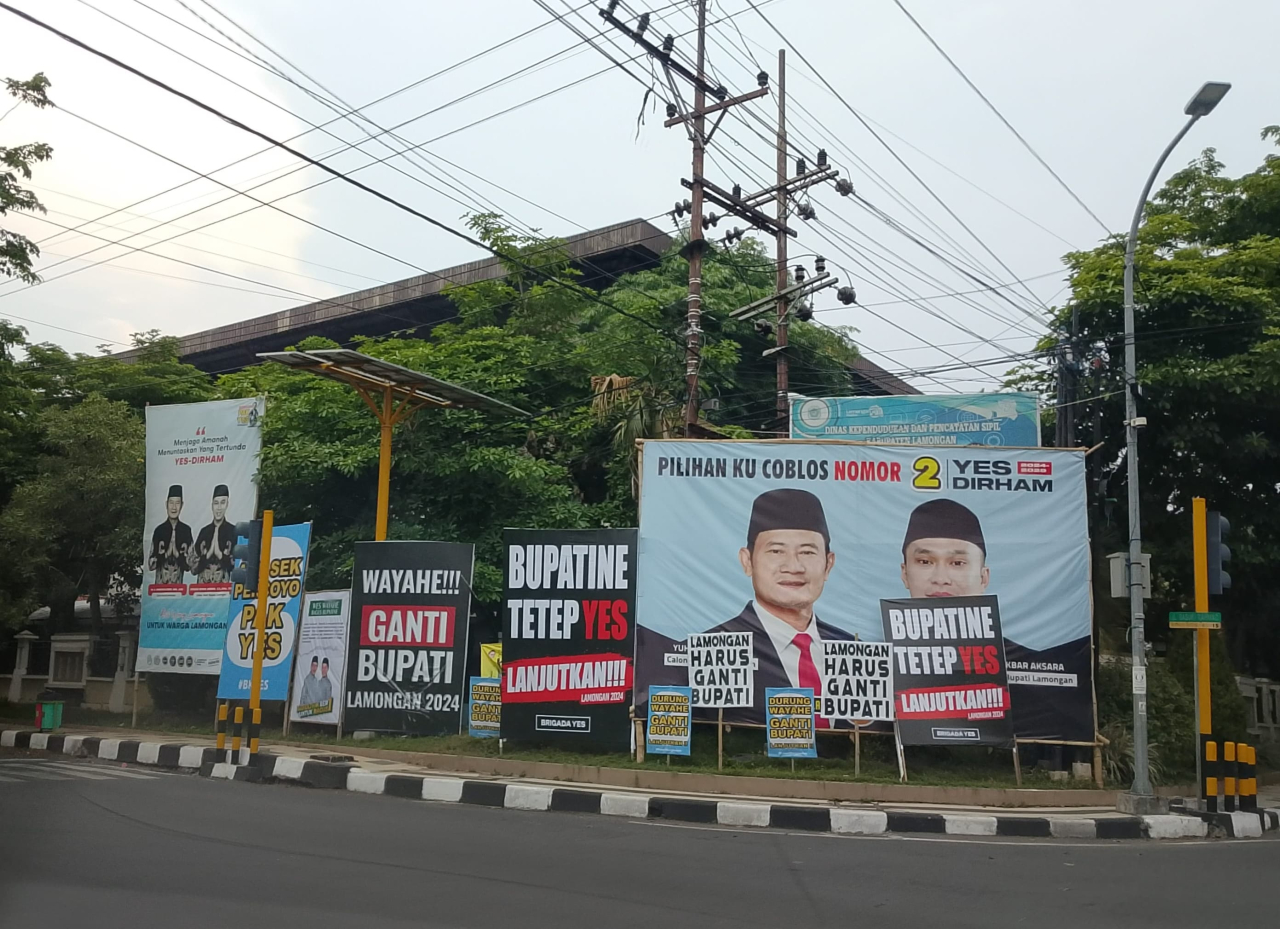 Banner Wayahe ganti bupati dan durung wayahe ganti bupati menjamur di berbagai sudut kota di Kabupaten Lamongan. SP/MUHAJIRIN