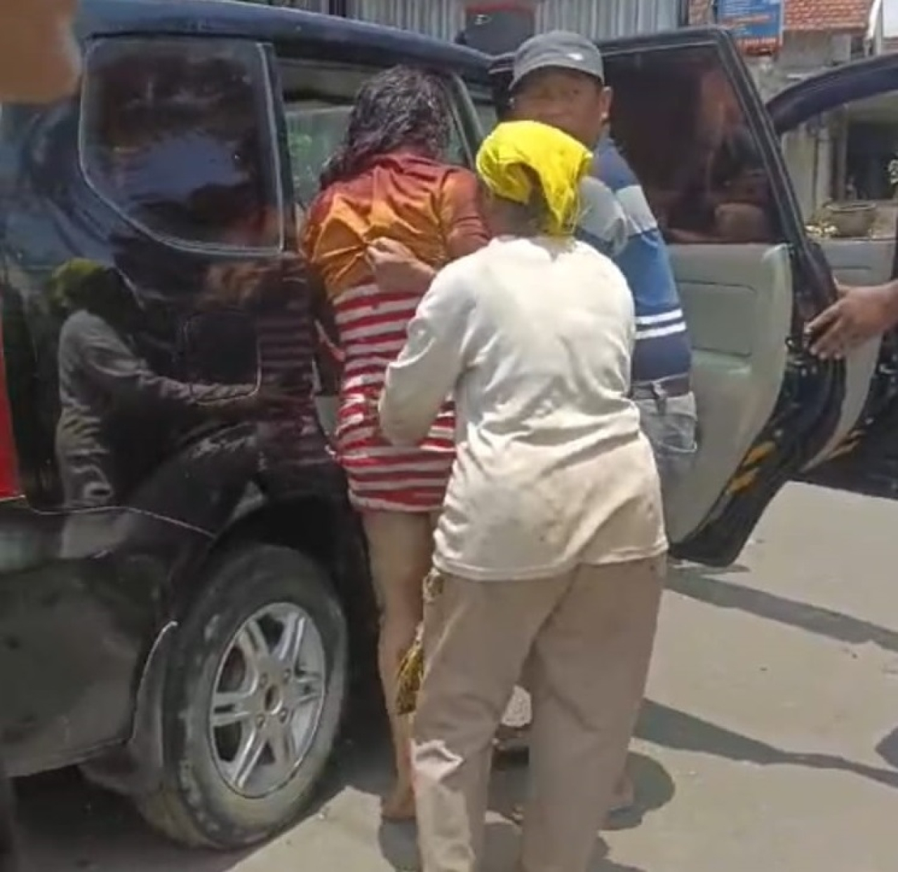 Korban saat dibantu warga untuk dibawa ke rumah sakit. SP/Lestariono