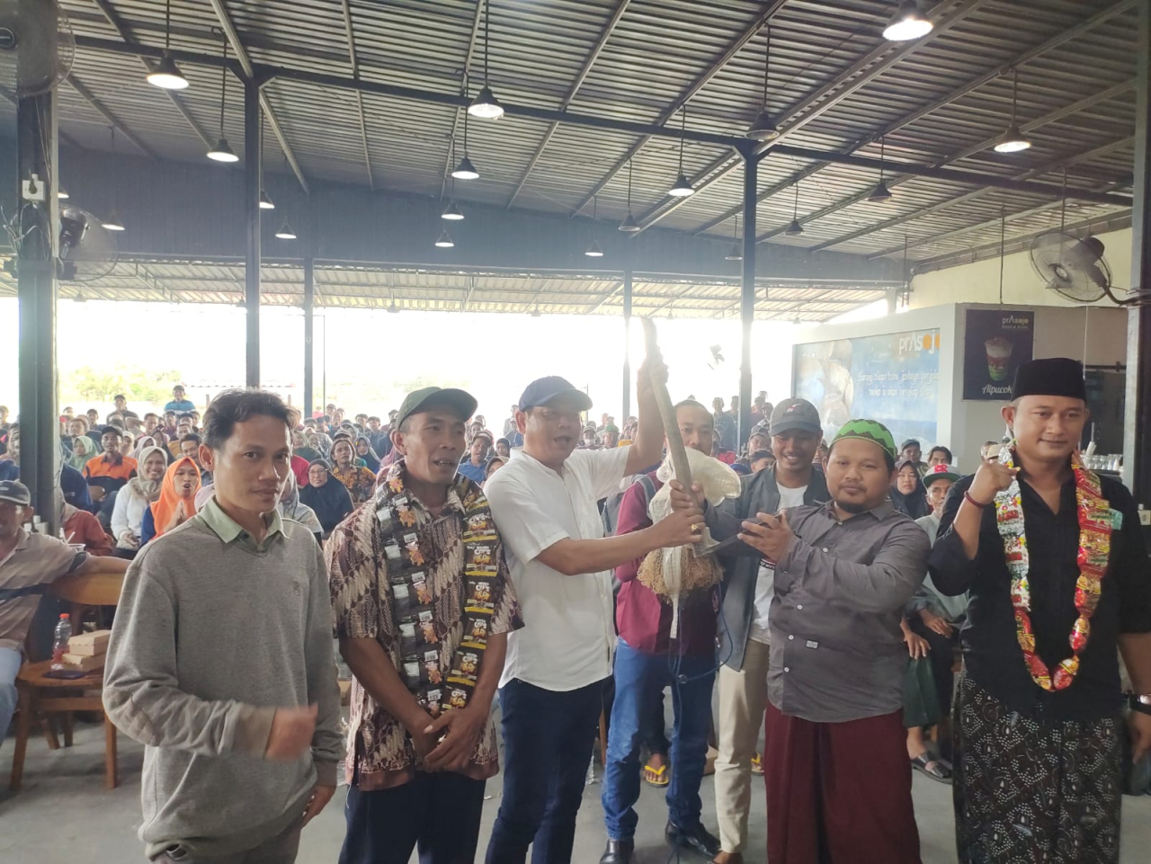 Abdul Ghofur calon bupati Lamongan menerima cangkul dari perwakilan petani, sebagai simbol agar Paslon Bagus selalu ingat dengan petani. SP/MUHAJIRIN