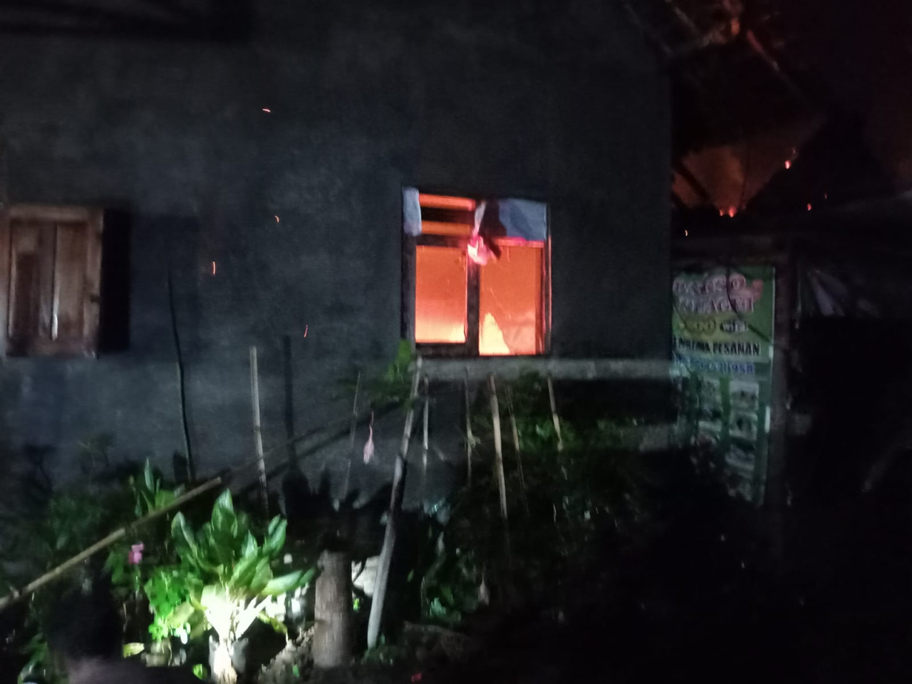 Tampak api masih berkobar membakar bangunan rumah makan. SP/Lestariono