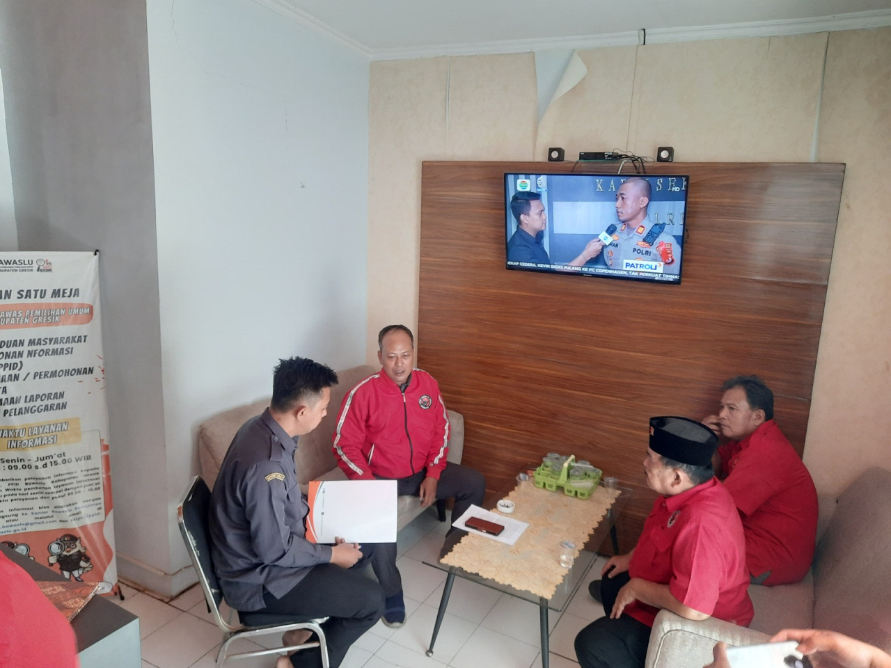 Kepala Badan Bantuan dan Advokasi Rakyat DPC PDIP Gresik Munif Ridhuan bersama pengurus saat diterima pegawai Bawaslu Gresik. SP/M Aidid