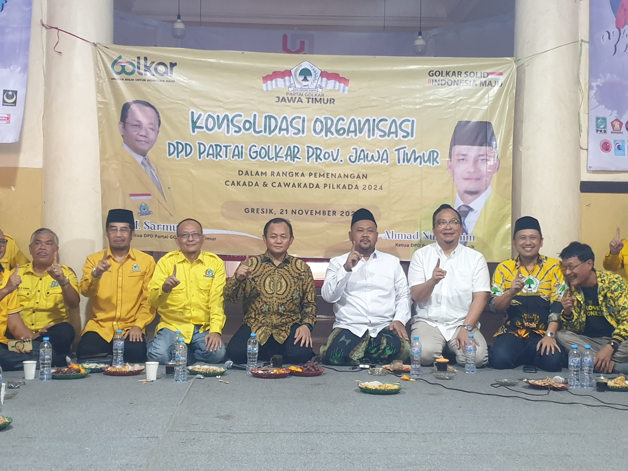 Sekjen Partai Golkar Sarmuji didampingi pasangan Cabup-Cawabup Gresik Gus Yani - dr Alif saat mengunjungi posko pemenangan di Bandar Grissee Jl Basuki Rahmad Gresik, Kamis (21/11). SP/M Aidid