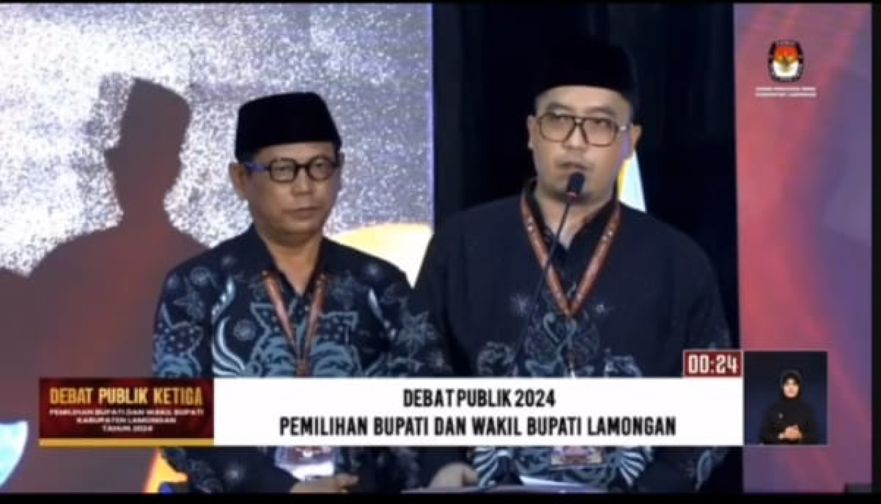 Pasangan calon nomor urut 01, Abdul Ghofur - Firosya Shalati saat menyampaikan visi misinya dalam debat ketiga. SP/MUHAJIRIN 
