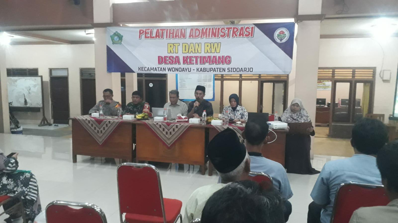 Kegiatan pelatihan tata tertib administrasi RT/RW di pendopo kantor Desa Ketimang. SP/JUM