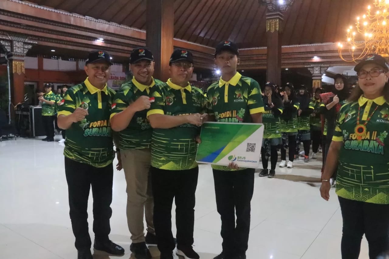 Kepala BPJS Ketenagakerjaan Cabang Mojokerto Zulkarnain Mahading saat menyerahkan kepesertaan BPJS Ketenagakerjaan kepada kontingen Forda Kabupaten Mojokerto.. SP/Dwy AS