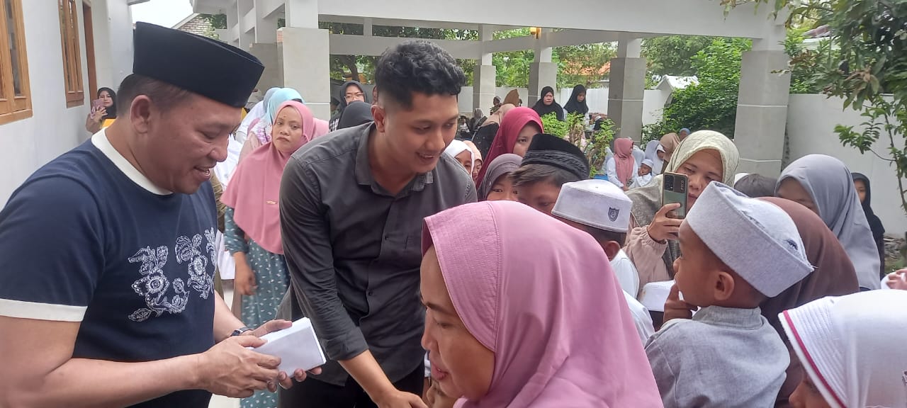 H Slamet Junaidi memberikan santunan kepada anak yatim