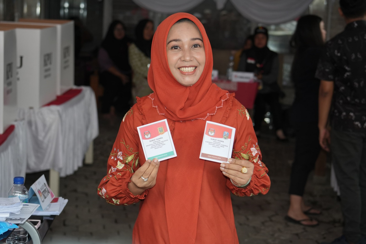 Cawali Ning Ita menunjukkan surat suara usai mencoblos di TPS 2. SP/Dwy AS